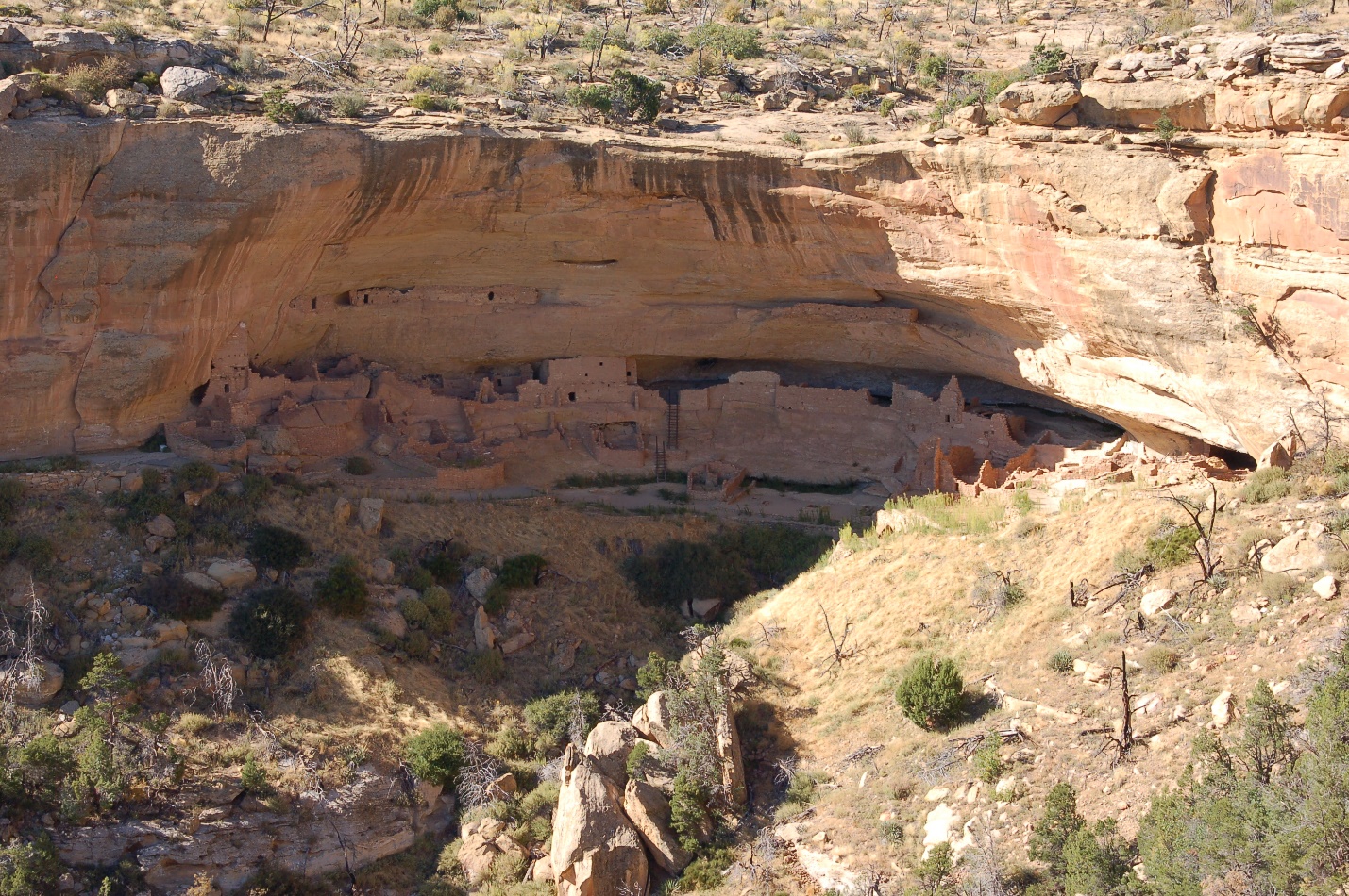 A canyon with a mountain in the background

Description automatically generated