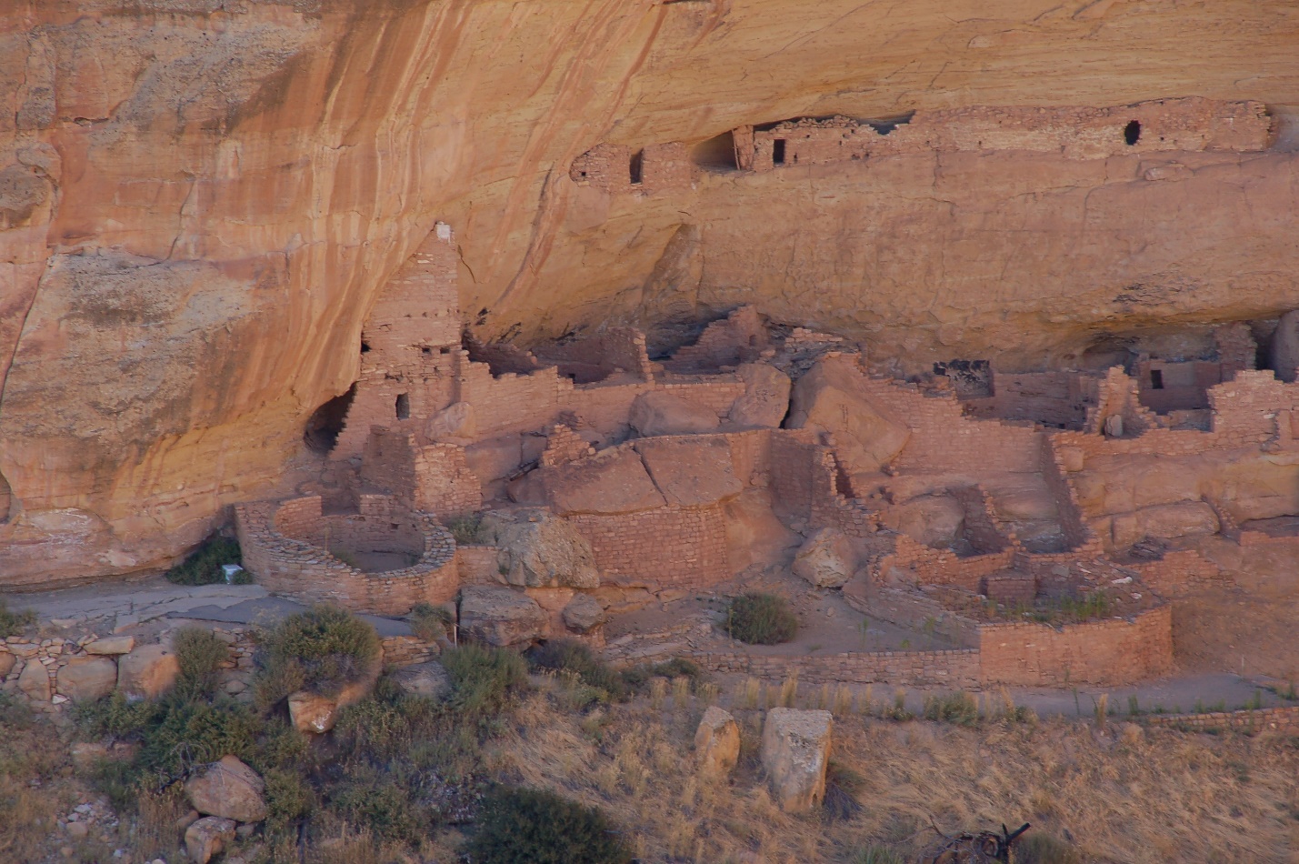 A close up of a canyon

Description automatically generated